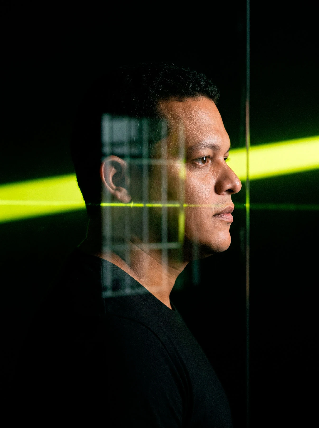 Mikael Sousa em retrato editorial de perfil com iluminação verde-lima