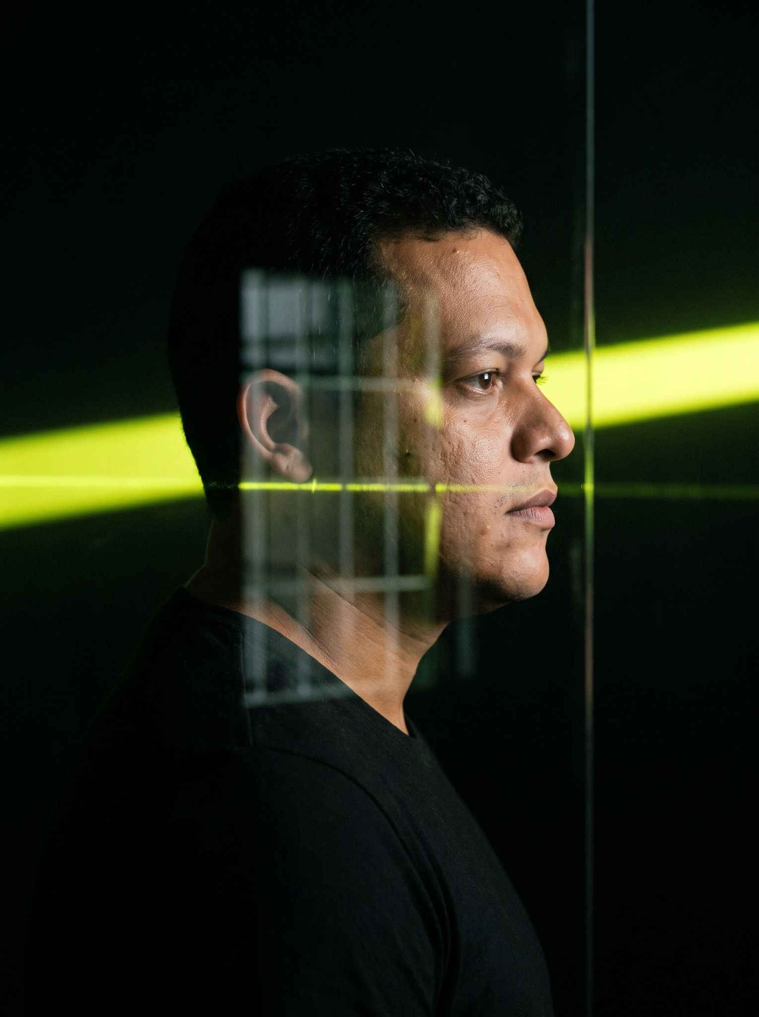Mikael Sousa em retrato com reflexos e luz verde